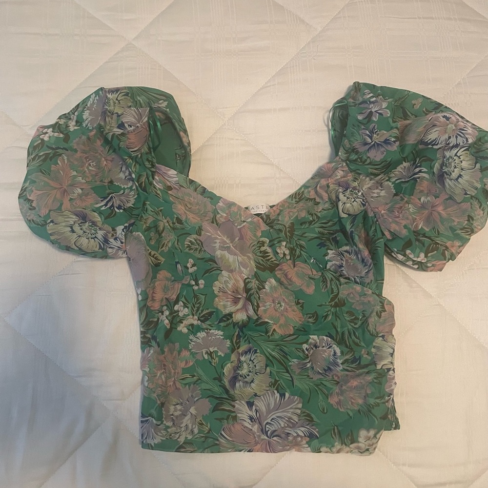 ASTR Puff Sleeve Crop Top